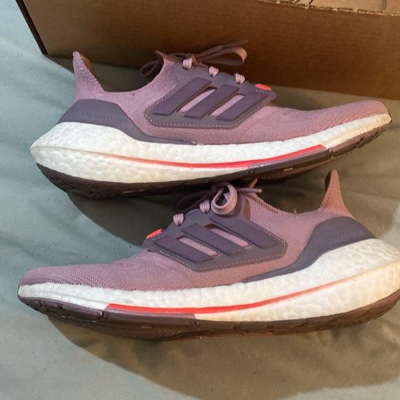 Adidas Ultraboost 22 W, Size 7.5 - Picture 5 of 11